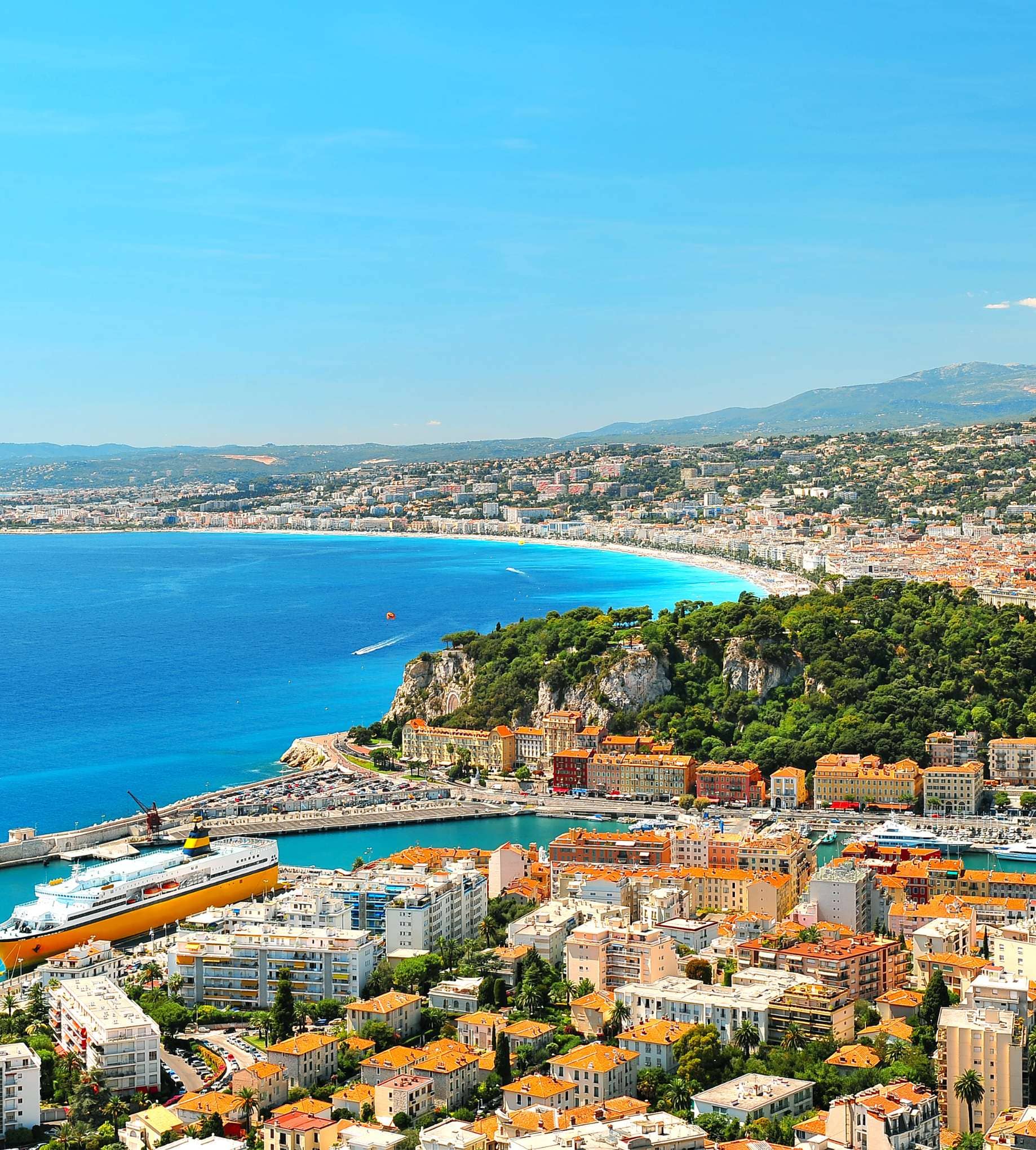 Aussicht auf den Hafen und Küste Nizzas an der Côte d'Azur.