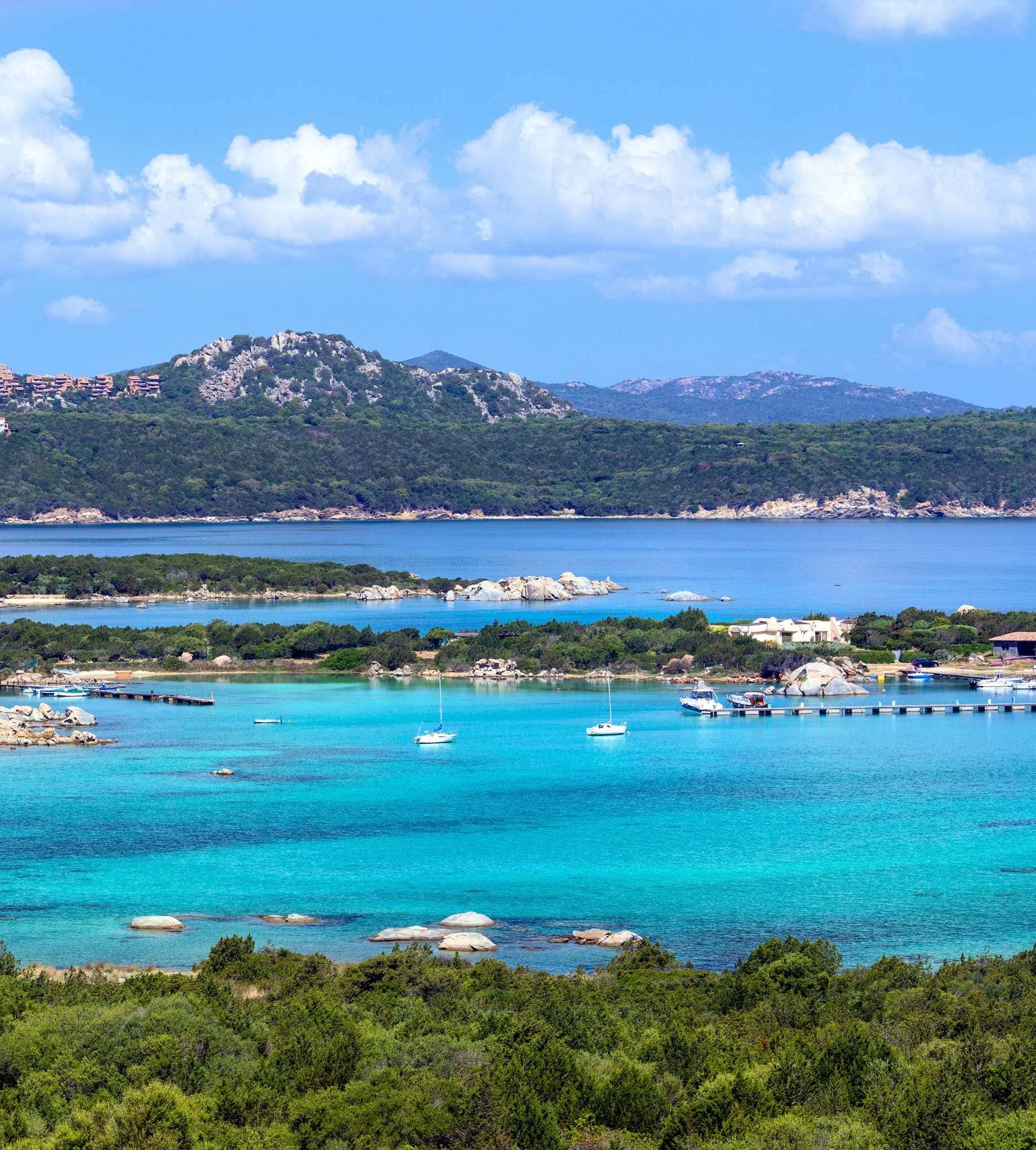 Aussicht auf türkises Meer und die umgebene Natur auf Sardinien.