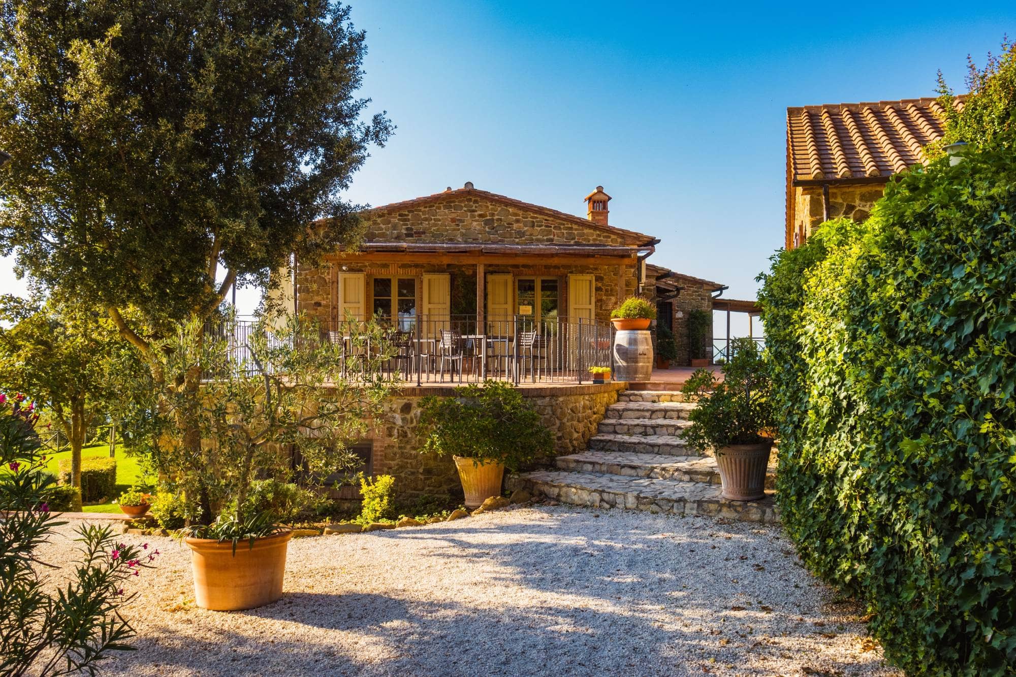 Ein traditionelles italienisches Haus umgeben von Bäumen in der Toskana.
