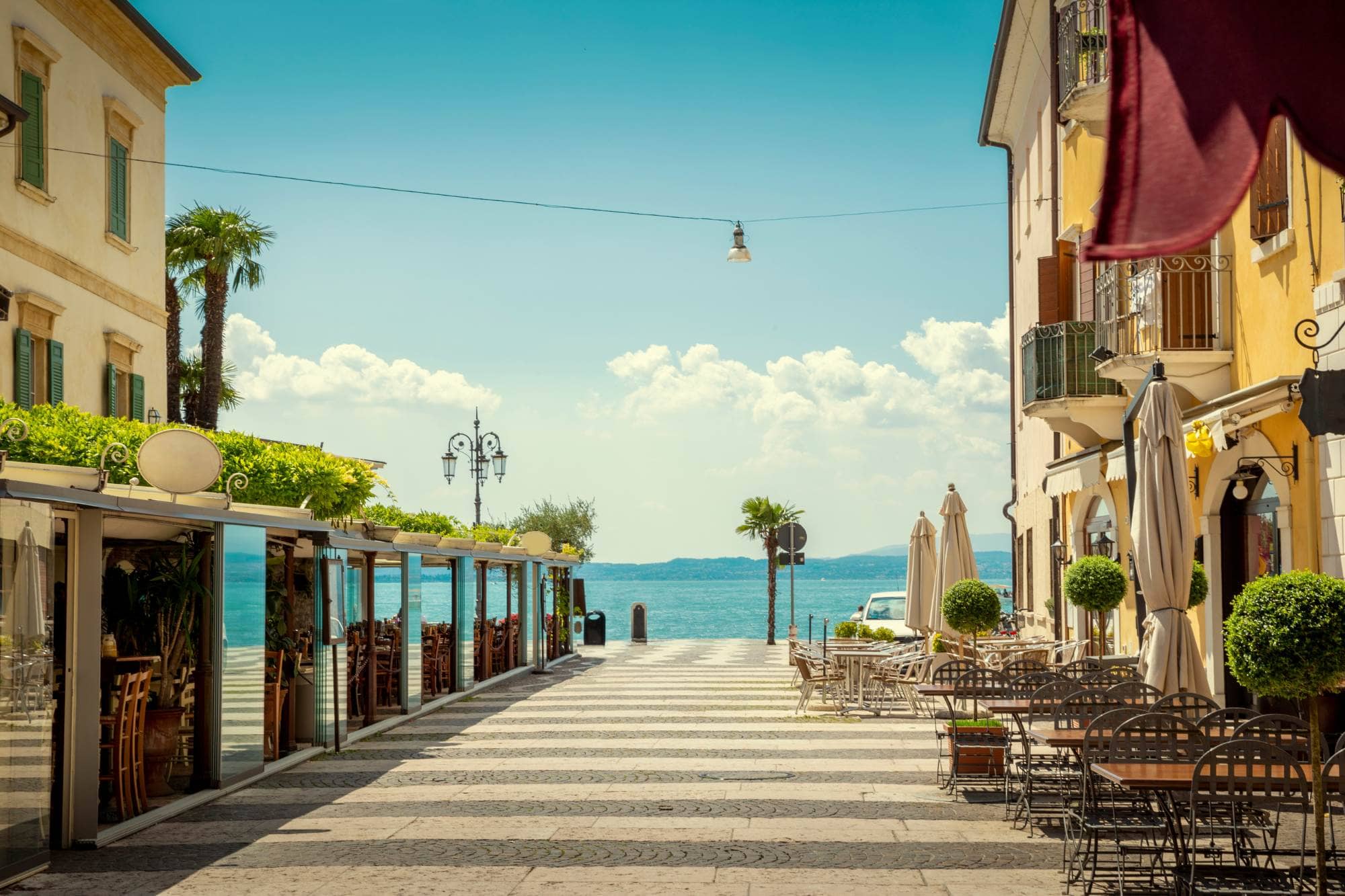 Die Uferpromenade in Lazise am Gardasee.