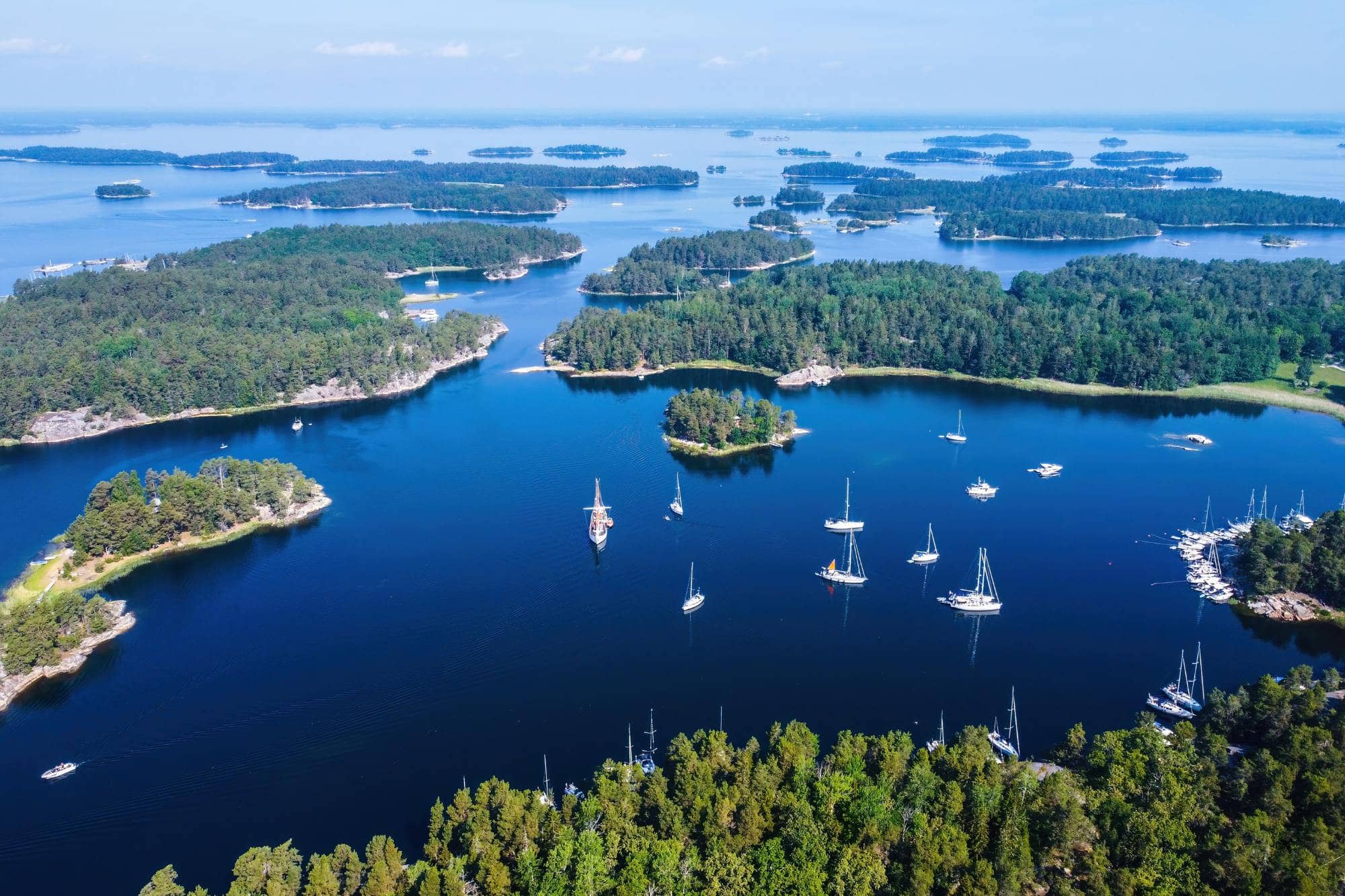 Aussicht auf Inseln und verschiedene Segelboote im Stockholmer Schärengarten.