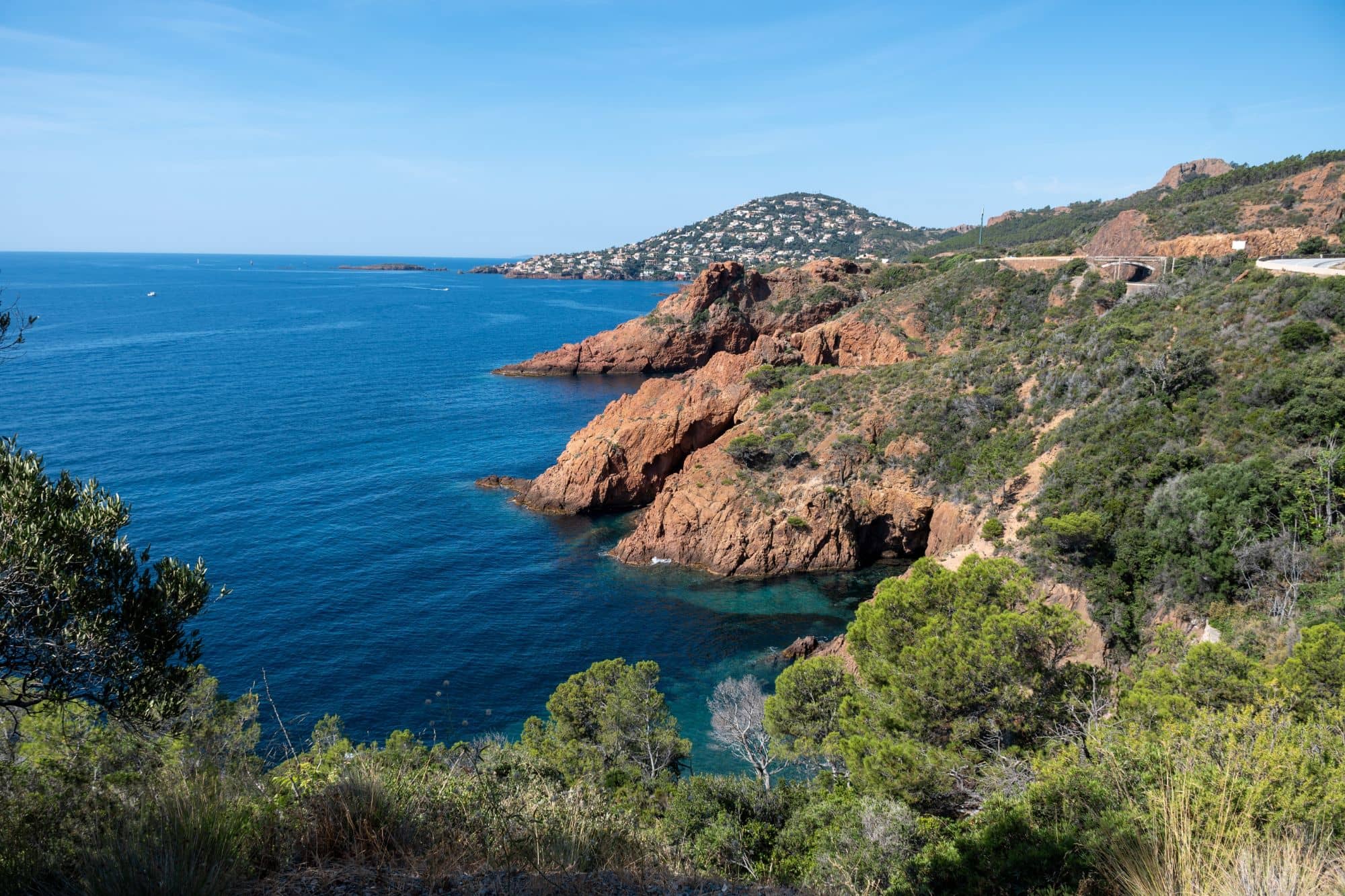 Aussicht auf das Meer und das Esterel Gebirge an der Côte d'Azur.