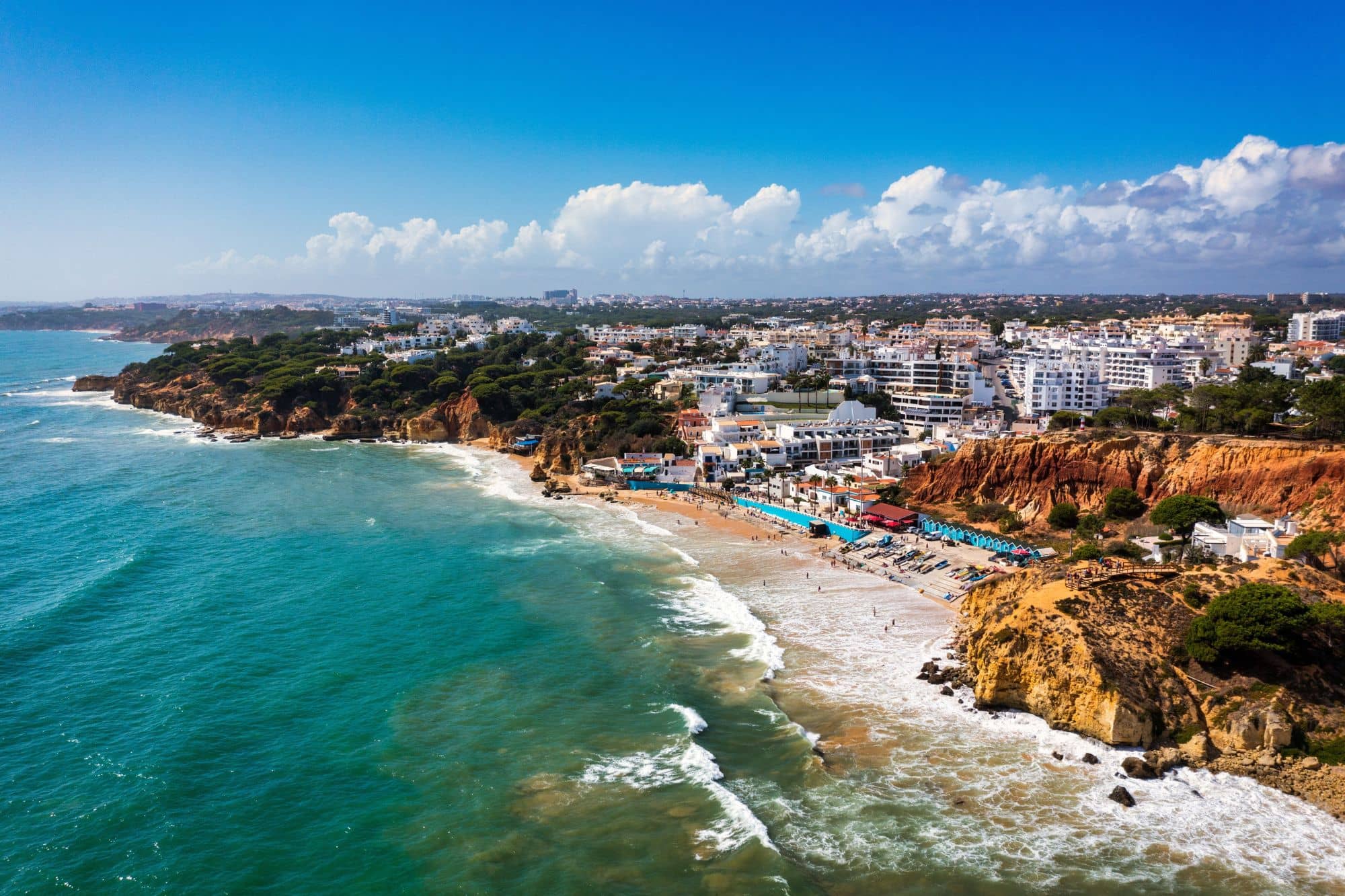 Ein Strand an der Küste der Algarve bei einer portuguiesischen Stadt.