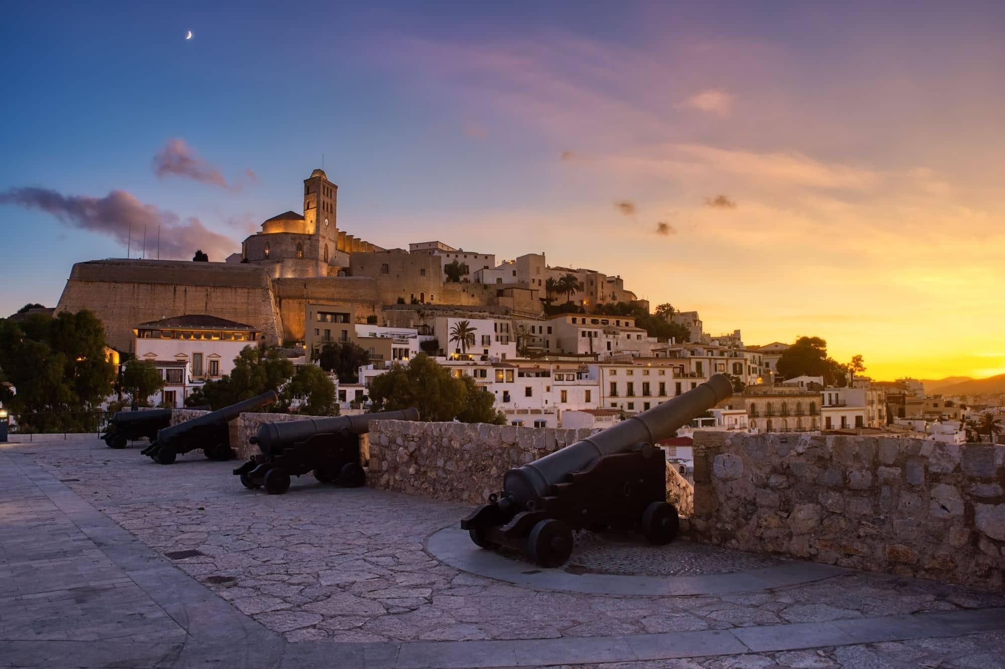 Aussicht auf die Altstadt von Ibiza beim Sonnenuntergang.