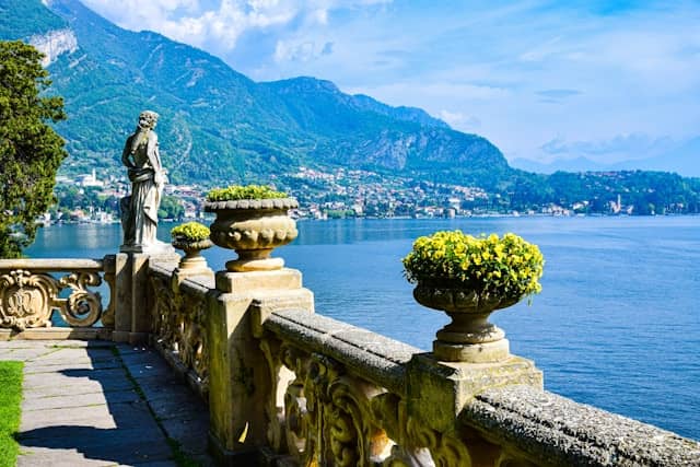 Aussicht von der Villa Balbianello auf den Comer See und die umgebenen Berge.