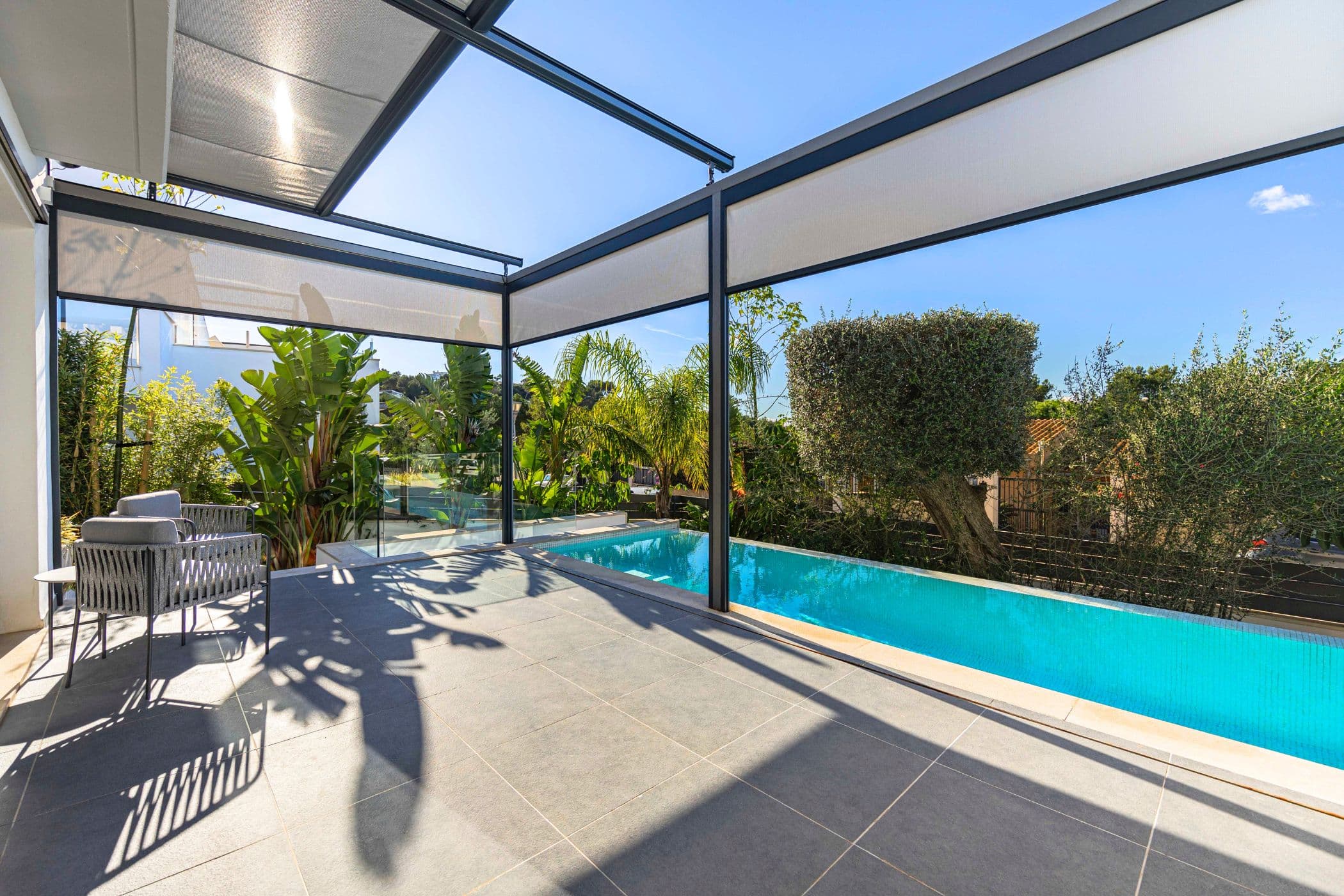 Moderne-Bonaire-Poolterrasse