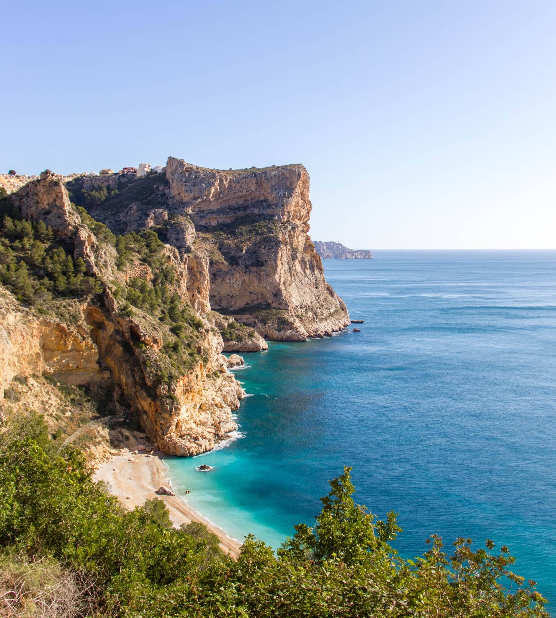 Luxusimmobilien in Nerja, Spanien: Malerischer Blick auf die Küste der Costa del Sol und die Mittelmeerbuchten vom Balcón de Europa.