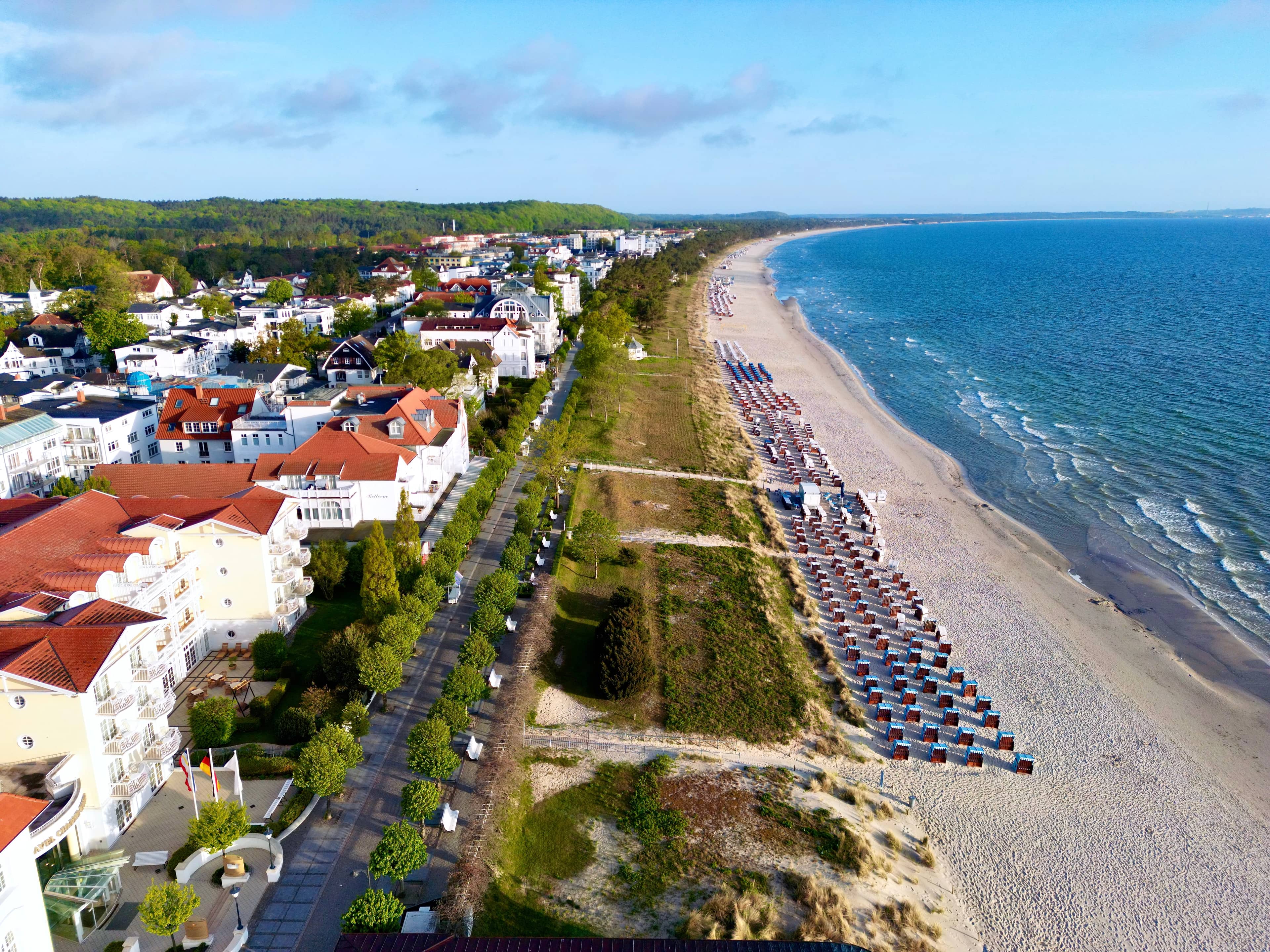 Luxusimmobilien in Binz auf Rügen: Luftaufnahme der Villen an der Strandpromenade mit Kontaktmöglichkeit für eine persönliche Beratung.
